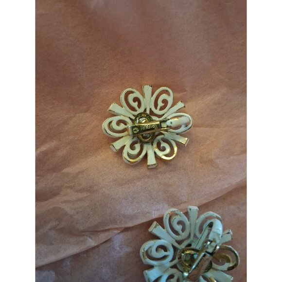 Vintage CROWN TRIFARI - white enamel - flower starburst snowflake clip EARRINGS - Picture 3 of 4